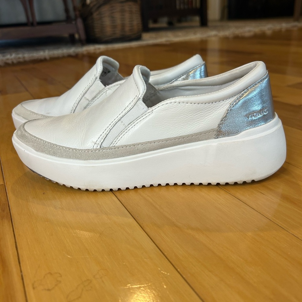 Vionic Women's Kearny White and Silver Slip-On Platform Sneakers Shoes - Picture 3 of 14